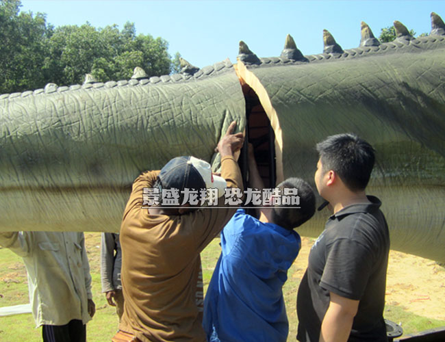 安裝15米體長仿真霸王龍的尾巴