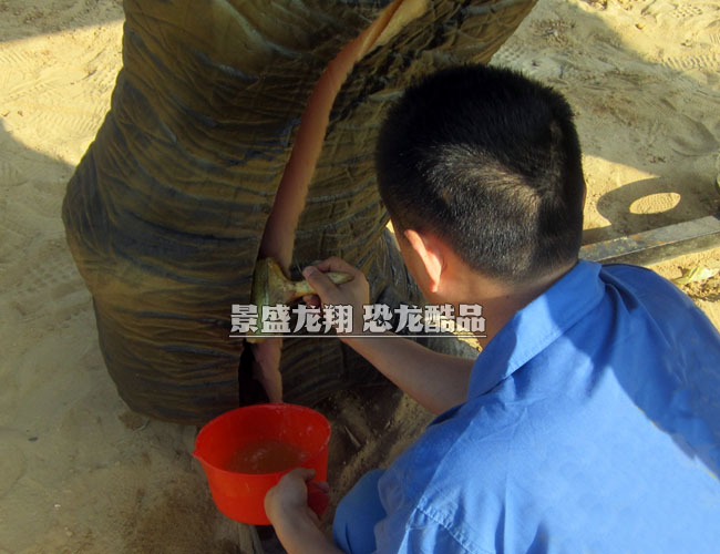 仿真霸王龍的腿部泡沫